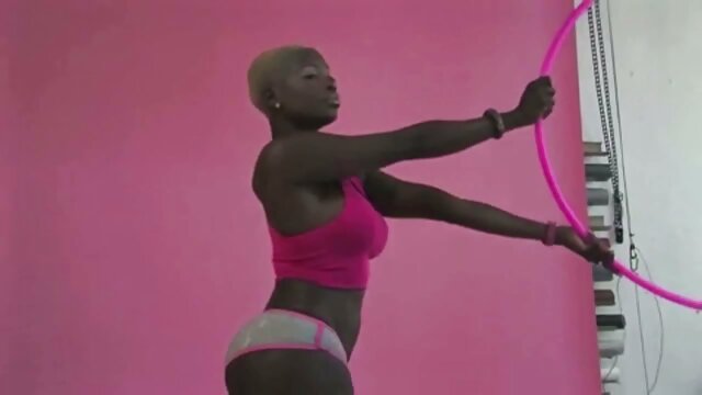 a linda Lexi Dona brinca com o seu mijo durante um video pornô nacional trabalho solo.