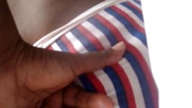 Uma mulher negra suculenta come o amante enquanto o marido anda por perto. novinhas lesbicas brasileiras