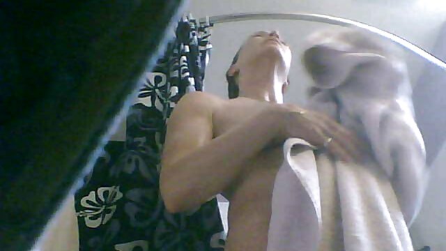 A enfermeira masturba-se com a garrafa porn brasileira anal na sala de tratamento.
