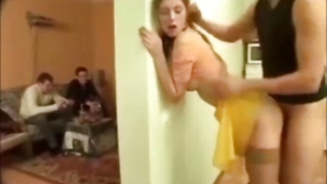 Uma rapariga nua esfrega Ratas na sela de vídeos brasileiros pornô uma bicicleta e cúmulos dele.