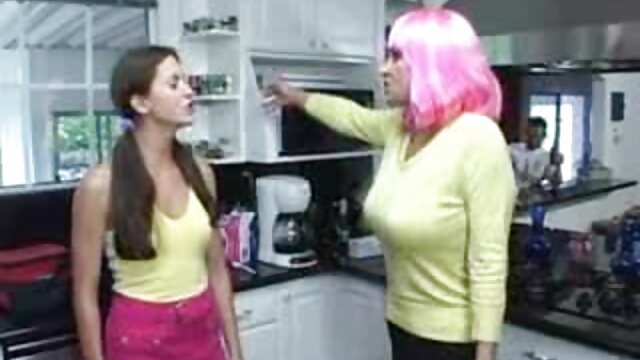 A loira madura ensina o menage brasileiras jovem amante a ter sexo na cozinha.
