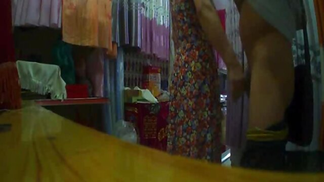 O estilo de cão Negro fode a mulher no rabo videos putaria brasileira e filma um vídeo para o marido.