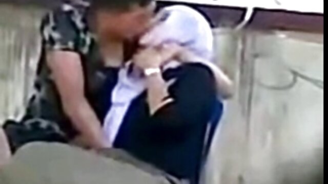 A Nikki Benz senta-se na novinha brasileira transando gostoso sua embarcação a chupar-lhe a merda do buraco.