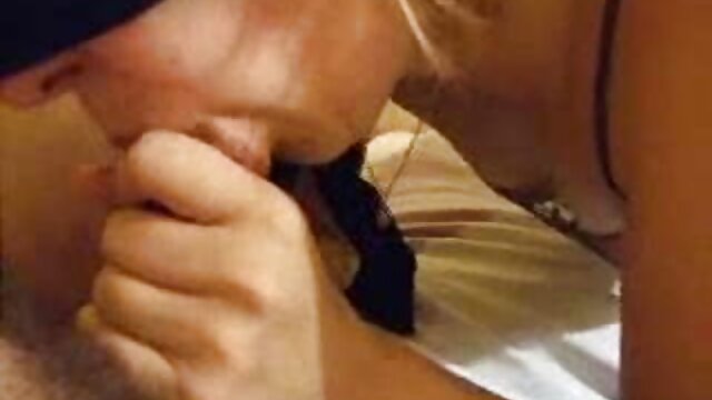 Mijo vídeo brasileiro pornô Gulping-nubile Checo guzzles para baixo mijo durante Broche vignette