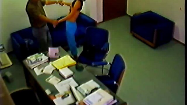 Homem maduro bate jovem videos pormo brasileiro morena em vídeo caseiro